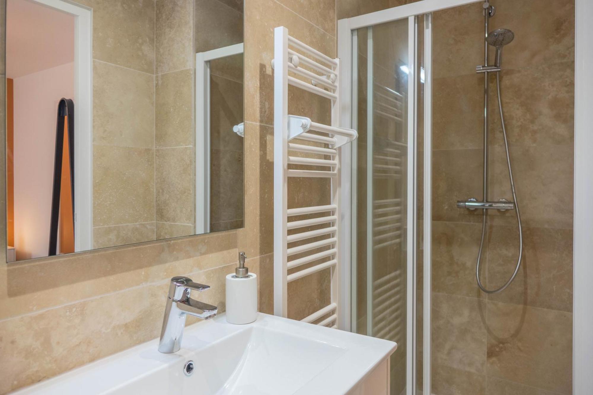 Beau Quartier Et Central, Maison Spacieuse Avec Cour, 3 Chambres, 3 Salles De Bains A 10 Min A Pied De La Gare Orléans Esterno foto